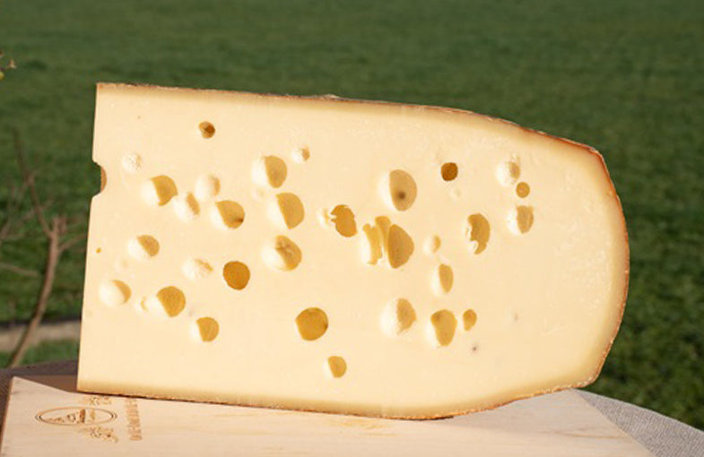Emmental Réserve Champion du Monde, 18 mois d'affinage.
